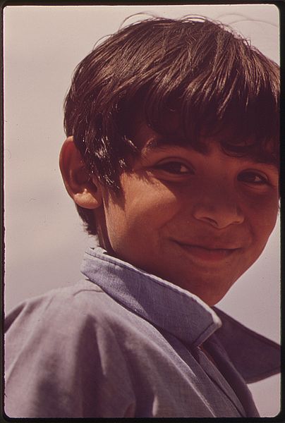 404px-A_CHILD_OF_MIGRANT_WORKERS_WILL_RECEIVE_VERY_LITTLE_SCHOOLING_IN_HIS_LIFE._WHEN_THIS_PHOTOGRAPH_WAS_TAKEN,_THIS..._-_NARA_-_543870